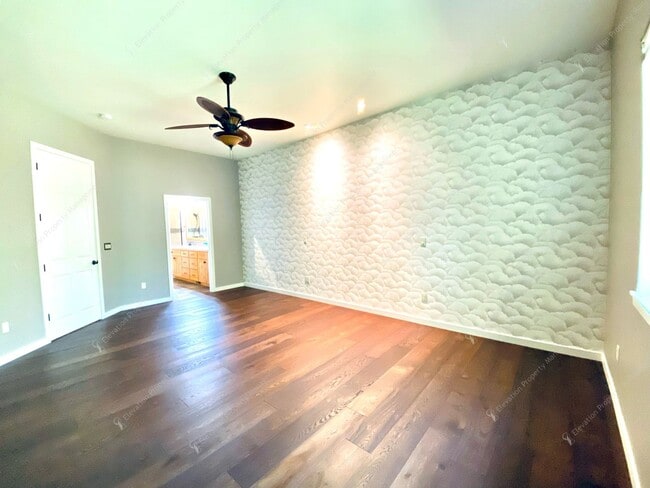 Building Photo - Experience Luxury Living in Broken Top wit...