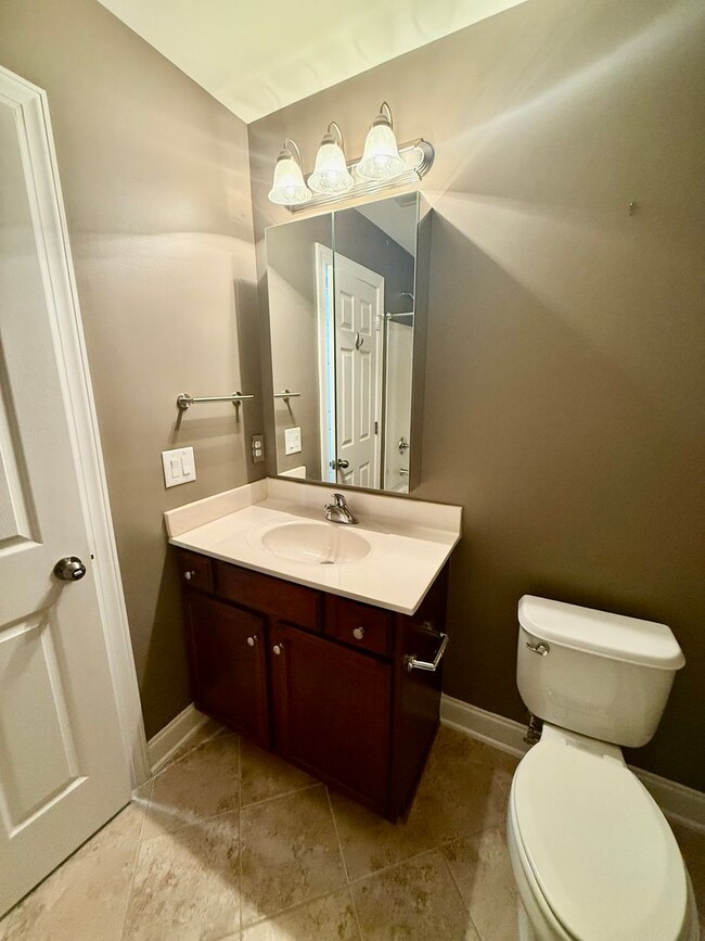 Building Photo - Two bedroom, 2.5 bath condo townhome in Bu...