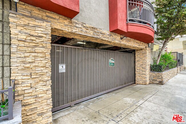 Building Photo - 11124 Burbank Blvd