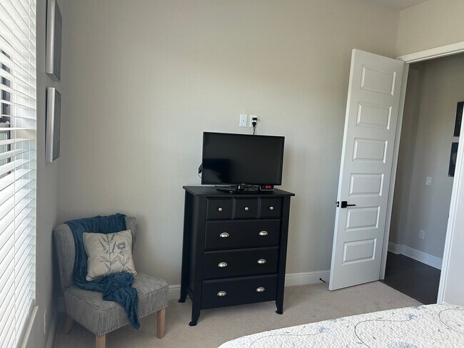 Building Photo - 2546 Kamin Dr