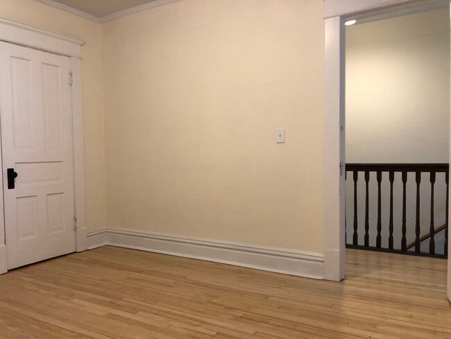 Building Photo - Amazing Vintage Townhouse. Uber Convenient...