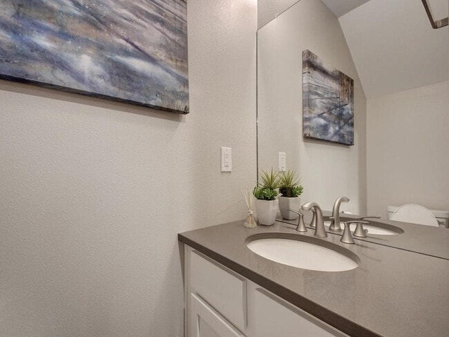 Building Photo - 202 S College St