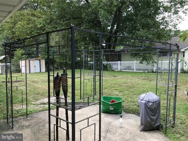 Building Photo - 384 Wildrose St