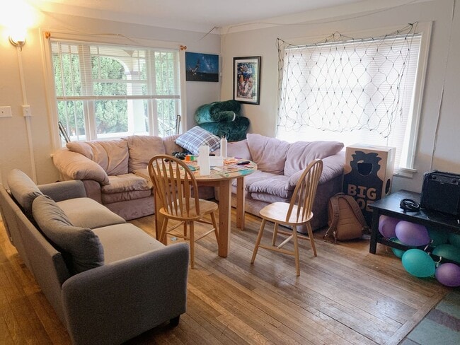 Building Photo - AUG PRELEASE: 5 bdrm/2 bath in York Neighborhood