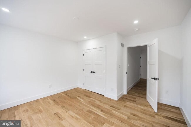 Building Photo - 2009 E Cumberland St