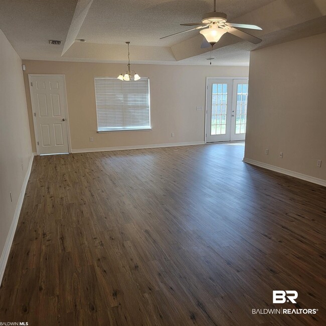 Building Photo - 1701 Woodbridge Cir E