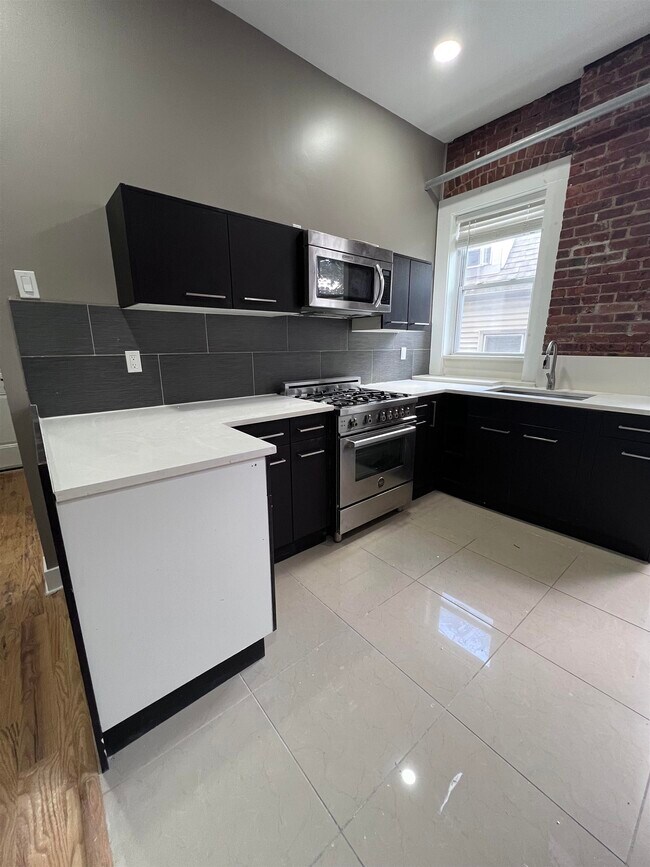 Building Photo - 157 Midland Ave