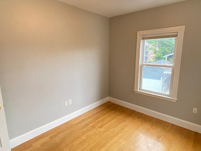 Building Photo - 99 Fellsway W