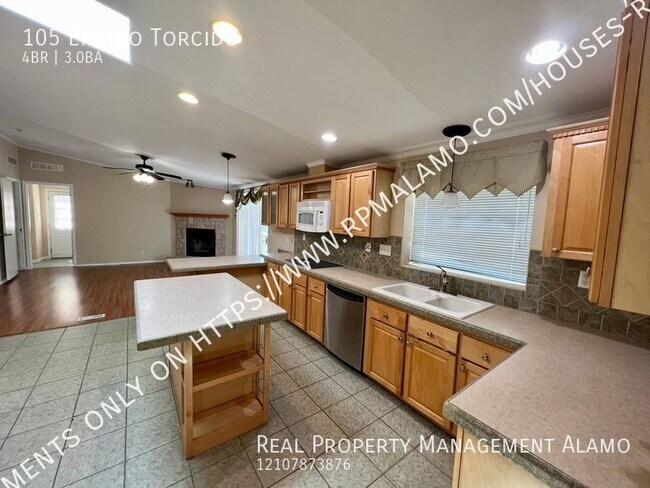 Building Photo - 105 Encino Torcido