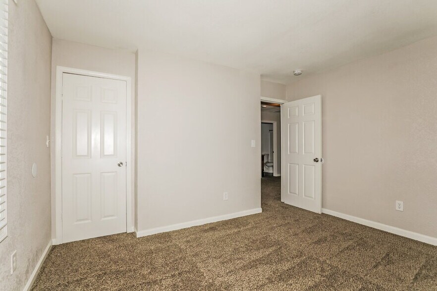 Building Photo - 304 E Pine Ridge Dr