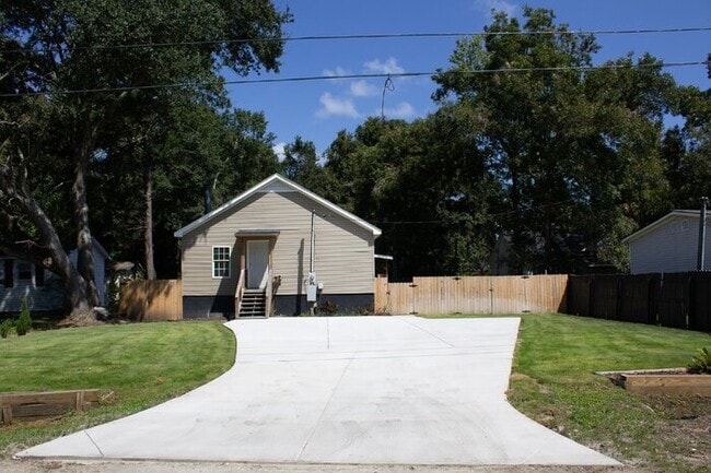 Building Photo - Spacious 4-Bed, 3-Bath Retreat on Greenhill Rd – 2000 Sq Ft of Charleston Charm!