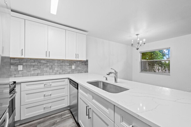 Building Photo - 822 Crystal Lake Dr