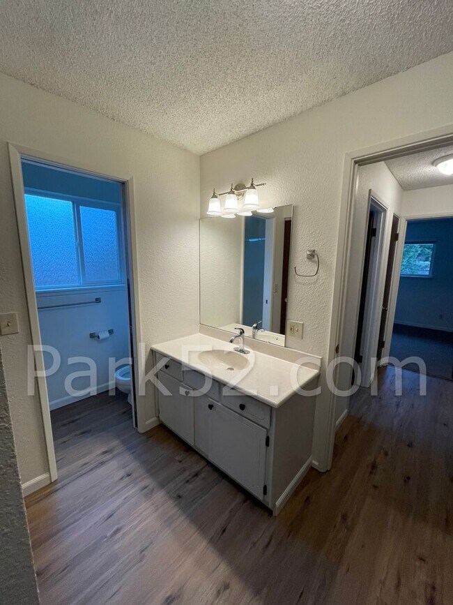 Building Photo - Fircrest Area 3 Bedroom Apartment