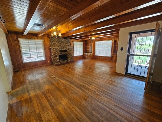 Building Photo - Beautiful Retro 3 Bd/2Ba Home Ready Lookin...