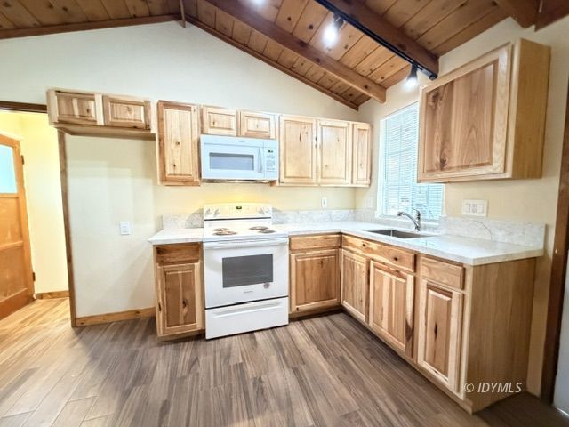 Building Photo - Large Studio Unit in Town w/ Fireplace and...