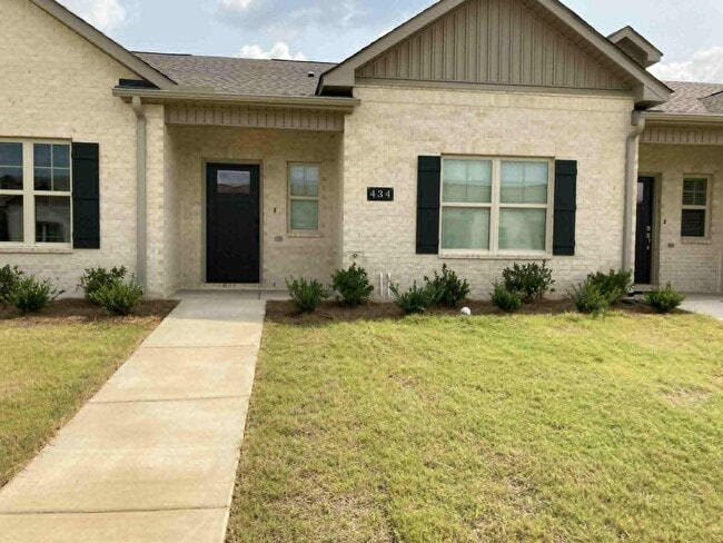 Primary Photo - 434 Ronnie Drive SE