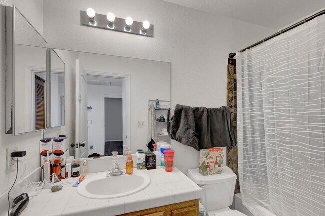 Building Photo - 3 bedroom home with pool!!