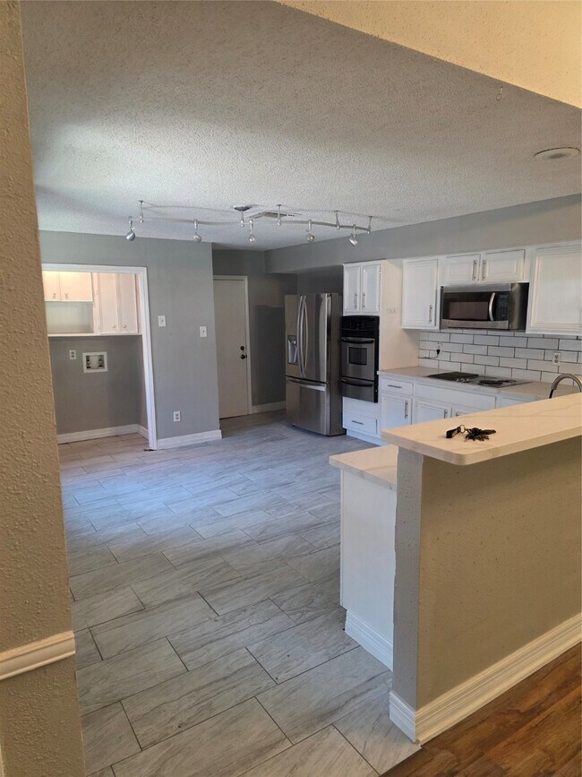 Building Photo - 3214 S Briar Knoll Dr