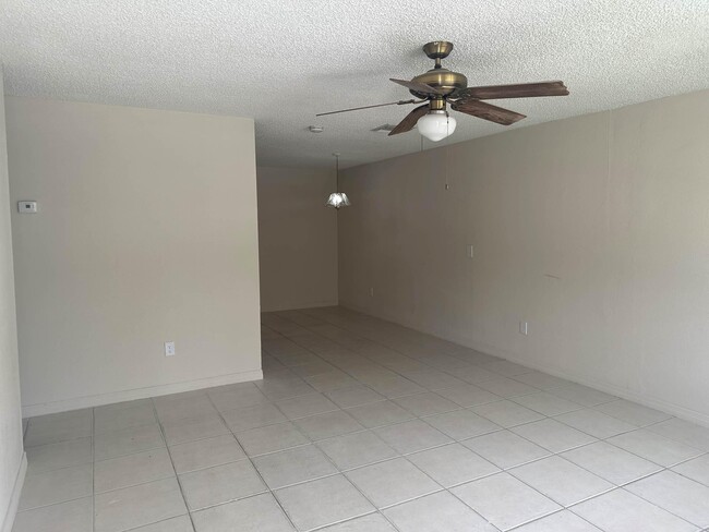 Building Photo - 422 Caroline Ave