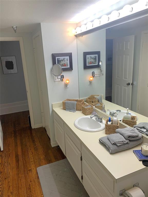 Building Photo - 2121 The Strand