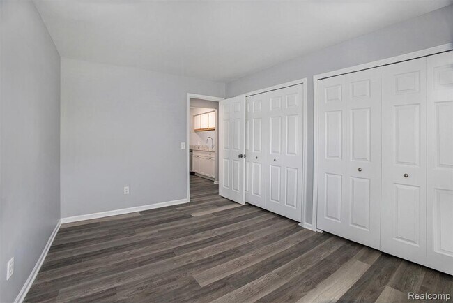 Building Photo - 15054 Riverside Dr