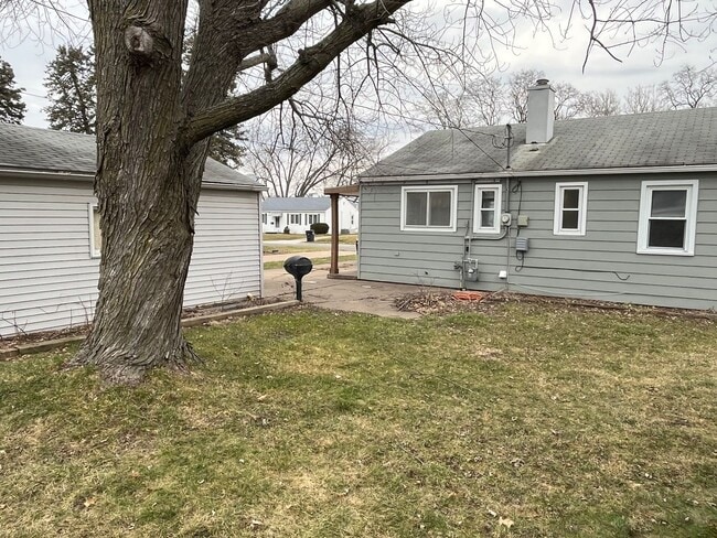 Building Photo - Molette Home in the heart of Moline.