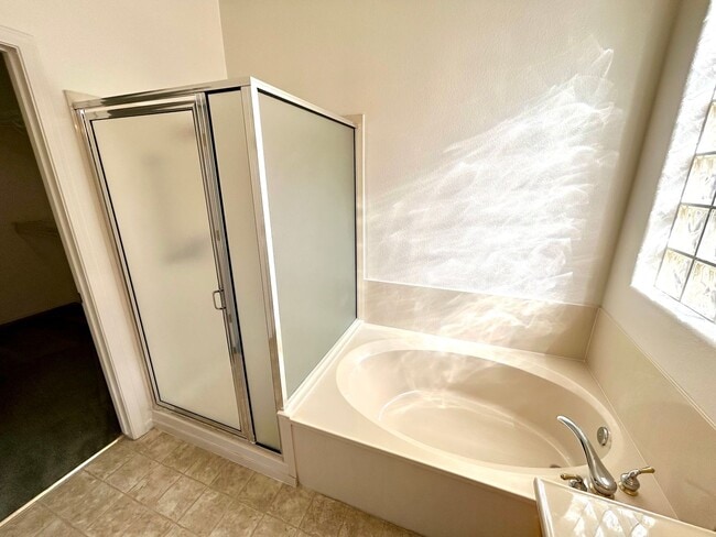 Building Photo - Single story 55+ community on golf course