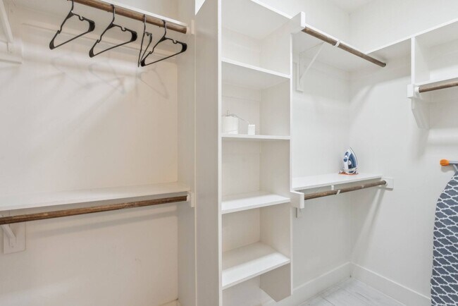 Building Photo - Luxury 1 Bedroom + Flex Space | 2 Full Baths | 975 Sq. Ft. | The Cedars, Dallas