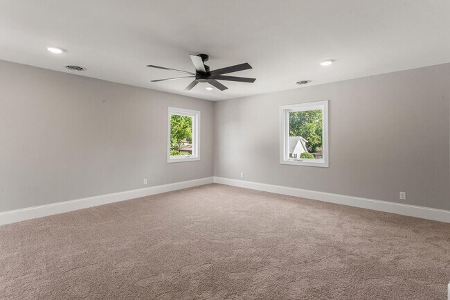 Building Photo - Four bedroom executive rental available now in Champaign's sought after Devonshire neighborhood!