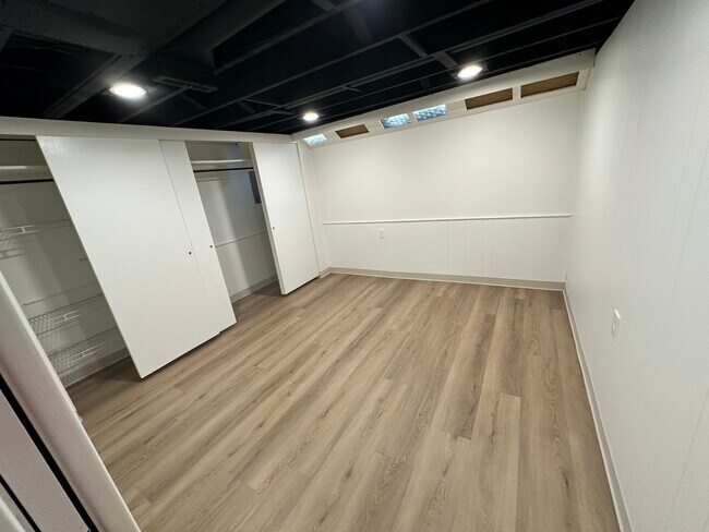 Building Photo - Impeccably Clean Warren Ranch!