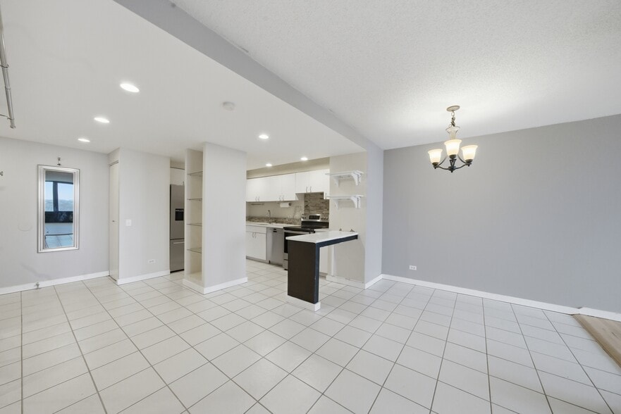 Building Photo - 5320 N Sheridan Rd