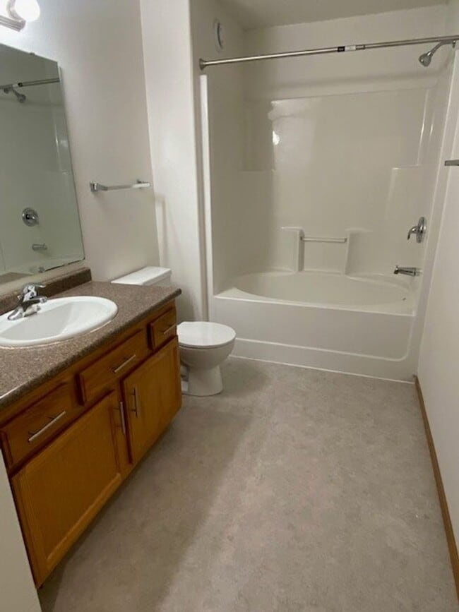 Building Photo - Comfortable 4 Bedroom with Garage & Fenced Yard for Rent!