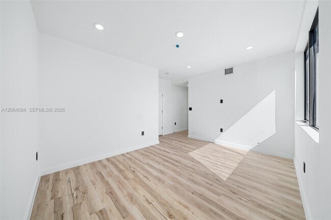 Building Photo - 11 NE 51st St