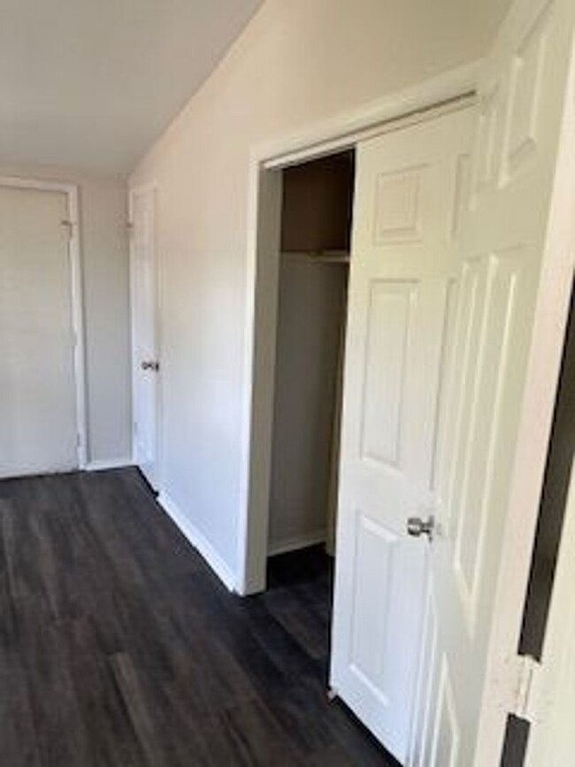 Building Photo - Great 1 bedroom 1 Bath Duplex