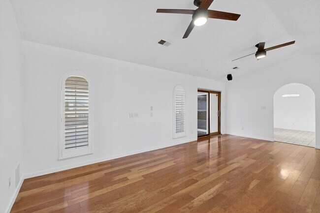 Building Photo - FOUR HILLS Executive Rental 4/5 BD 4/BA