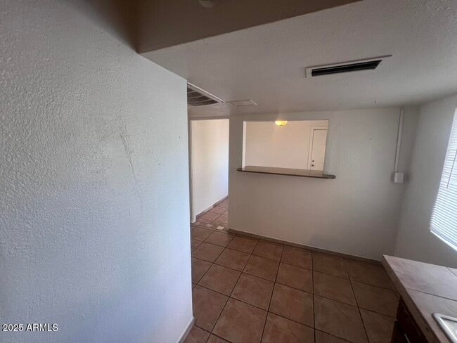 Building Photo - 526 S Mesa Dr