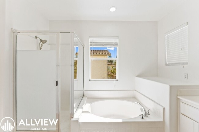 Building Photo - Bright & Spacious 3-Bedroom 2.5 Bath Home in Gated Oak Creek Community