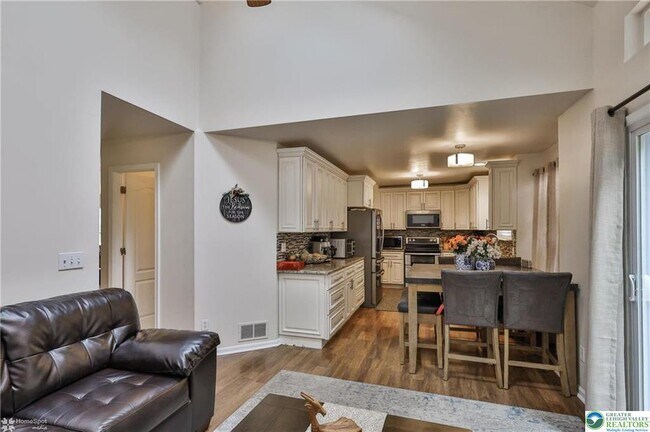 Building Photo - 204 Ridings Cir