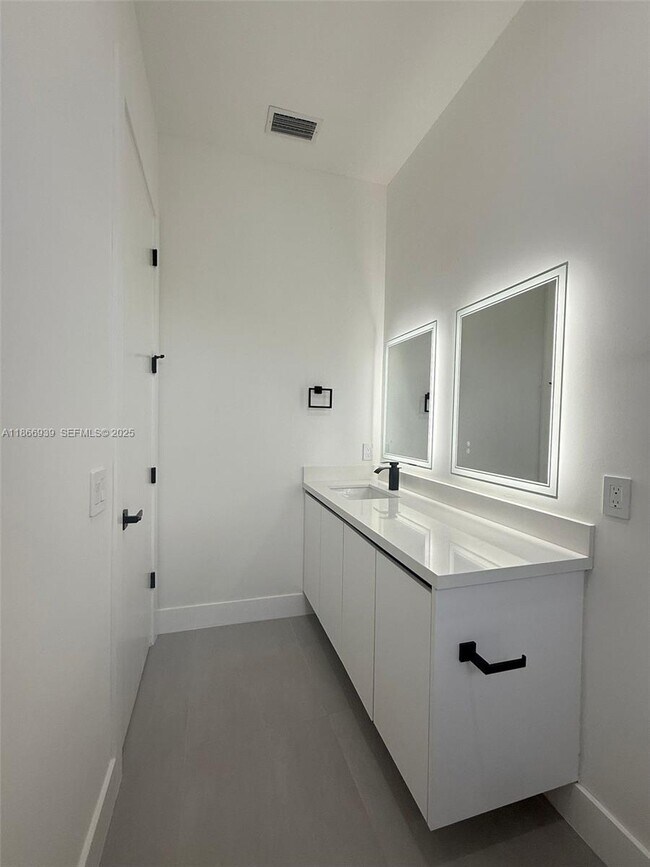 Building Photo - 5 SW 26th Pl