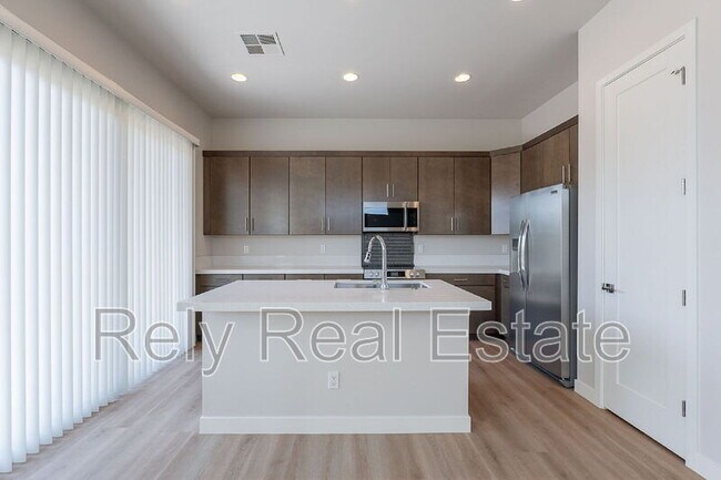 Building Photo - 6050 E Hidden Valley Dr