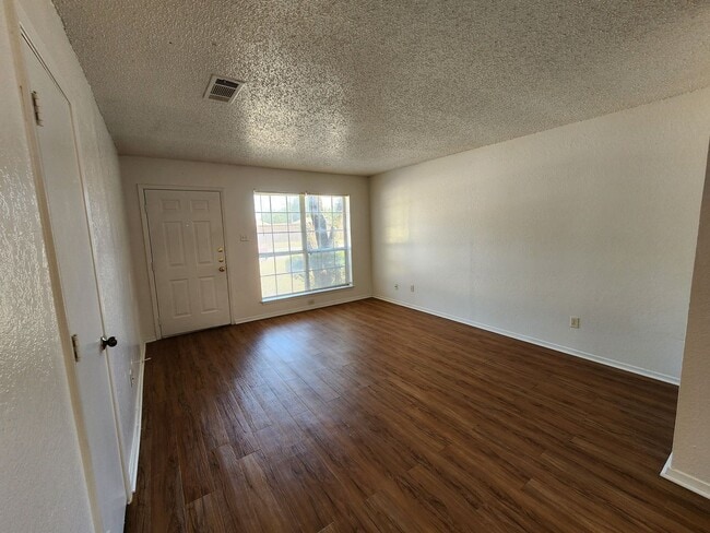 Building Photo - Charming 2 bedroom Duplex in Burleson