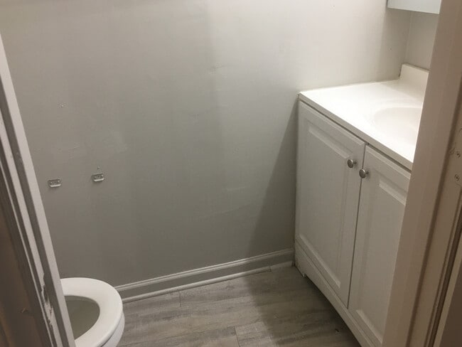 Building Photo - Room in Duplex on Beck St