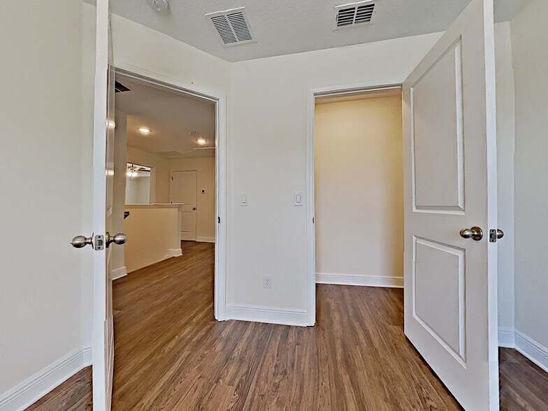 Building Photo - 719 Zarabrooke Ct