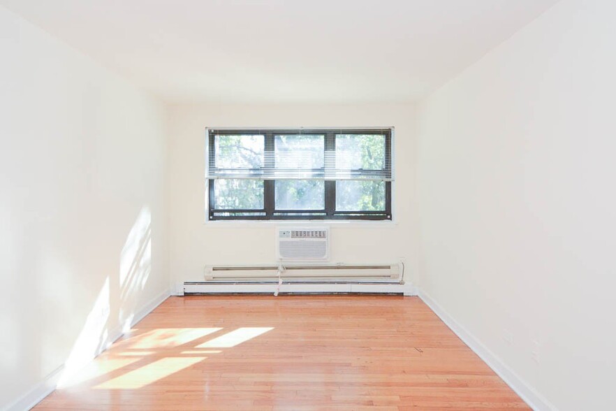 Building Photo - 663 W Wrightwood Ave