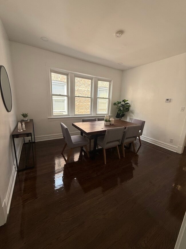 Building Photo - 5092 W Monroe St