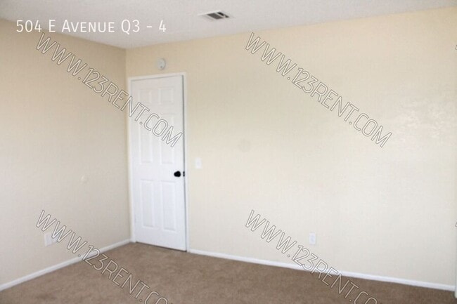 Building Photo - 504 E Ave Q3