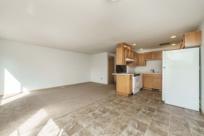 Building Photo - Comfortable 3-Bedroom Townhouse with A/C, ...