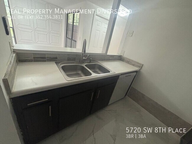 Building Photo - 5720 SW 8th Pl