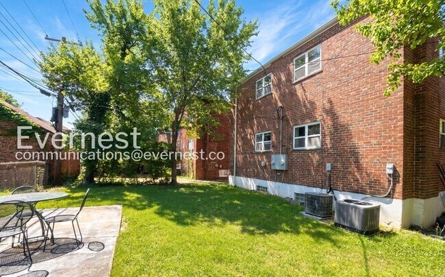 Building Photo - 3 Bed / 1 Bath / Vouchers Accepted / Available Now!