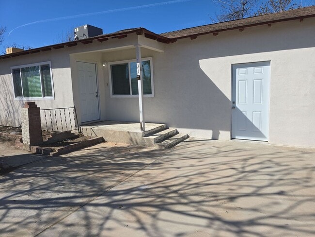 Building Photo - North Bakersfield- house 3bed/2 bath